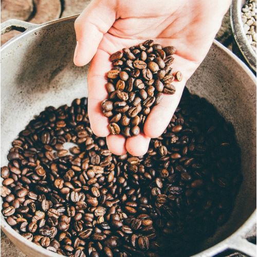 Vyživujúci sprchový kávový peeling s vanilkou a makadamiami – Korenená káva